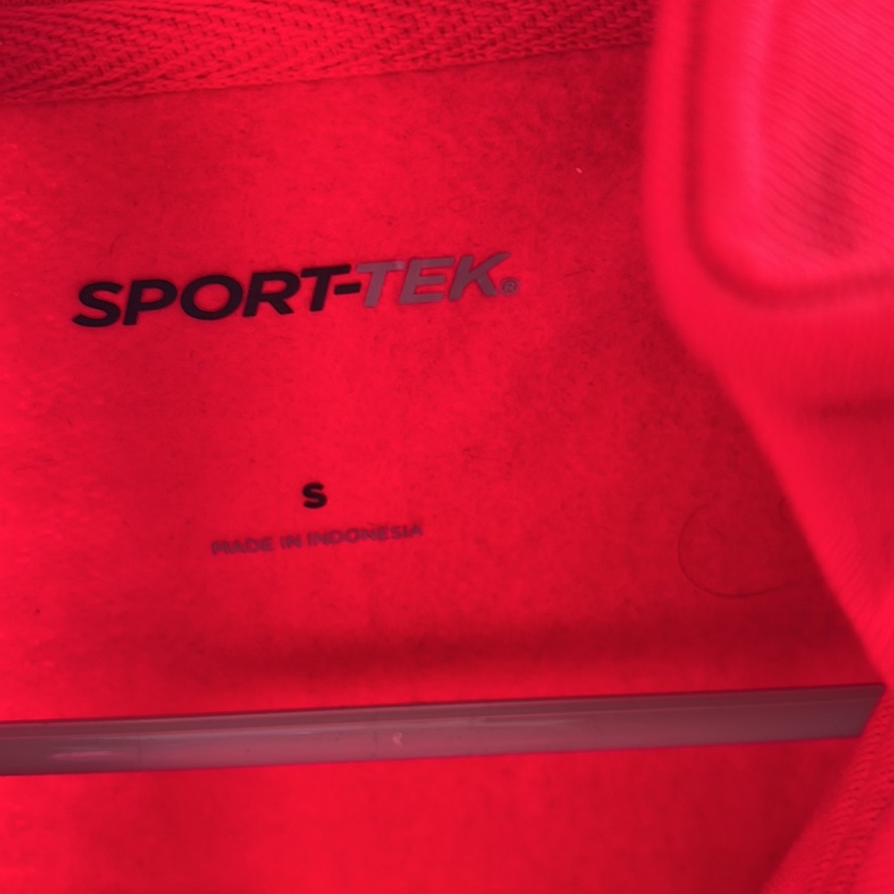 Red pullover - Picture 3 of 3